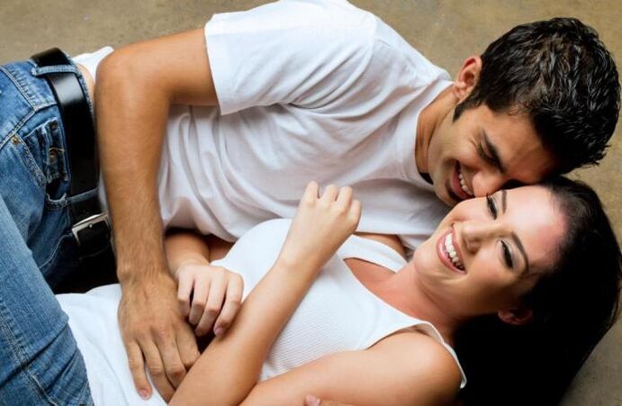 Un bărbat se entuziasmează atingând o fată